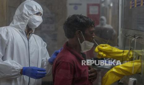  Petugas kesehatan berpartisipasi dalam latihan tiruan untuk COVID-19 di sebuah rumah sakit di Mumbai, India,10 April 2023. India melaporkan 10.158 kasus baru Covid-19 pada Kamis (13/4/2023). Lonjakan kasus tersebut diduga dipicu oleh subvarian Omicron XBB 1.16 yang sebagian besar memengaruhi kelompok rentan.