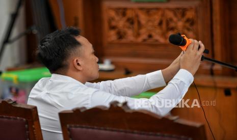 Terdakwa Ricky Rizal bersiap memberikan keterangan saksi dalam sidang lanjutan dengan terdakwa Richard Eliezer dan Kuat Maruf di Pengadilan Negeri Jakarta Selatan, Jakarta, Senin (5/12/2022). Dalam sidang tersebut, jaksa penuntut umum (JPU) menghadirkan terdakwa Ricky Rizal sebagai saksi dalam perkara dugaan pembunuhan berencana terhadap Brigadir Nofriansyah yang menyeret mantan Kadiv Propam Polri Ferdy Sambo, Putri Candrawathi, Richard Eliezer dan Kuat Maruf. Republika/Thoudy Badai