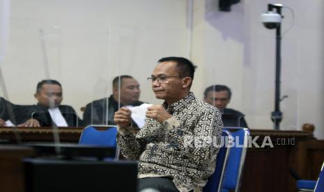 Terdakwa Kasus suap penerimaan mahasiswa baru Universitas Lampung (unila) Andi Desfiandi duduk mendengarkan dakwaan dari Jaksa Penuntut Umum KPK di Pengadilan Tipikor Tanjungkarang, Bandar Lampung, Lampung, Rabu, (9/11/2022). Andi Desfiandi didakwa terlibat kasus suap terhadap Rektor Unila Karomani sebesar Rp250 juta terkait penerimaan mahasiswa baru di fakultas Kedokteran Unia melalui jalur mandiri. 