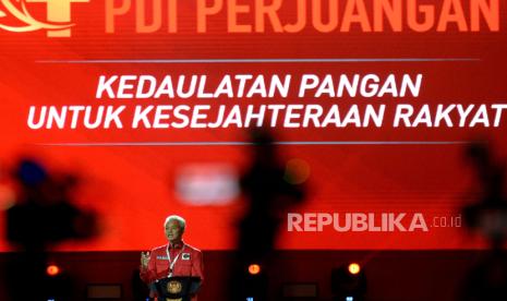 Bakal Calon Presiden Ganjar Pranowo berpidato dalam pembukaan Rakernas IV PDIP di JIExpo Kemayoran, Jakarta, Jumat (29/9/2023). Rakernas IV PDIP tersebut mengangkat tema Kedaulatan Pangan Untuk Kesejahteraan Rakyat Indonesia. Rakernas akan berlangsung hingga Ahad (1/10/2023). 