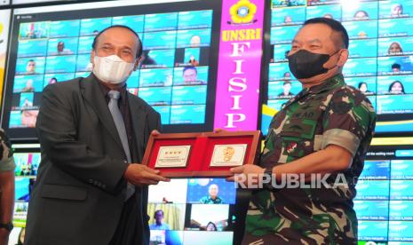 Rektor Universitas Sriwijaya Anis Saggaf (kiri) bertukar cindera mata dengan Kepala Staf Angkatan Darat (KSAD) Jendral Dudung Abdurachman (kanan) usai kuliah umum bersama KSAD di FH Tower Kompleks Universitas Sriwijaya Bukit Besar Palembang, Sumsel, Senin (7/3/2022). KSAD berkesempatan memberikan kuliah umum dengan tema pembentukan karakter bangsa yang diikuti 4000 mahasiswa dan civitas akademika Unsri secara daring dan luring. 