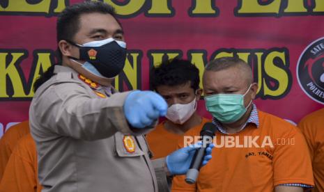 Kapolrestabes Medan Kombes Pol Riko Sunarko (kiri)