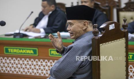 Pimpinan Pondok Pesantren Al-Zaytun Panji Gumilang saat menjalani sidang perdana kasus penistaan agama di Pengadilan Negeri (PN) Indramayu, Jawa Barat, Rabu (9/11/2023). Sidang tersebut beragenda pembacaan dakwaan dari Jaksa Penuntut Umum.