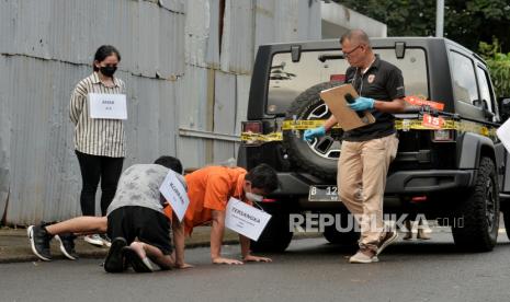 Tersangka penganiayaan Cristalino David Ozora, Mario Dandy Satriyo dan pelaku AG yang diperankan oleh pengganti melakukan rekonstruksi kasus penganiayaan di Perumahan Green Permata Residences, Pesanggrahan, Jakarta, Jumat (10/3/2023). Rekonstruksi tersebut memperagakan sebanyak 40 adegan yang dilakukan sejumlah tersangka saat melakukan penganiayaan terhadap Cristalino David Ozora.