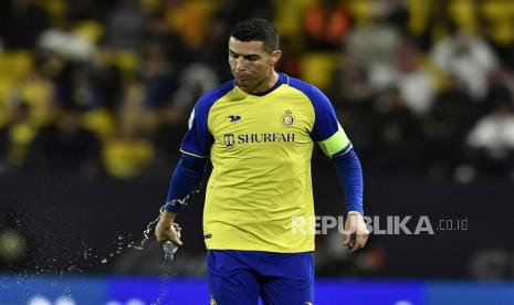 Reaksi Cristiano Ronaldo pada pertandingan sepak bola Liga Pro Saudi antara Al-Nassr dan Al Ettifaq di Riyadh, Arab Saudi, Senin (23/1/2023) dini hari WIB.