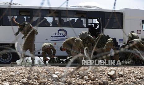  Tentara Israel dikerahkan di sebelah pagar keamanan, dekat desa Israel Muqabla, dekat dengan kota Jenin, Tepi Barat, 6 September 2021. Sejumlah tahanan keamanan melarikan diri dari Penjara Gilboa, kata Kantor Perdana Menteri Israel pada 6 September.