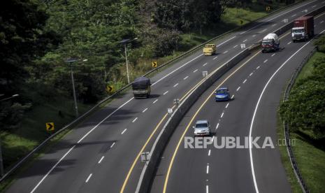 Sejumlah kendaraan melintas di  jalan Tol Purbaleunyi, Cipatat, Kabupaten Bandung Barat, Rabu (27/5). Badan Pengatur Jalan Tol Kementerian Pekerjaan Umum dan Perumahan Rakyat mencatat, lalu lintas harian kendaraan yang melalui jalan tol menurun hingga 80 persen akibat pemberlakuan Pembatasan Sosial Berskala Besar (PSBB) dan larangan mudik