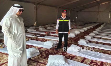 Ketua Petugas Penyelenggara Ibadah Haji (PPIH) Arab Saudi Subhan Cholid meninjau fasilitas toilet dan tenda jamaah haji Indonesia di Arafah, Arab Saudi, Selasa (30/5/2023). Fasilitas tersebut akan digunakan pada saat puncak haji atau wukuf.