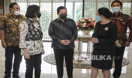 Ketua DPR Puan Maharani (kedua kanan) berbincang dengan Menteri BUMN Erick Thohir (tengah), Menteri Keuangan Sri Mulyani Indrawati (kedua kiri), Dua Wakil Ketua DPR Rachmat Gobel (kiri) dan Azis Syamsuddin (kanan) usai menggelar pertemuan tertutup di Kompleks Parlemen, Senayan, Jakarta, Rabu (20/1/2021). Rapat tersebut membahas pembentukan Dewan Pengawas Lembaga Pengelola Investasi (LPI). 