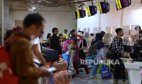 Calon penumpang pesawat antre untuk lapor diri di Terminal Domestik Bandara Internasional I Gusti Ngurah Rai, Badung, Bali, Jumat (14/4/2023). Pengelola Bandara Bali memprediksi puncak arus mudik Lebaran 2023 di bandara tersebut akan terjadi pada 19 April mendatang.  