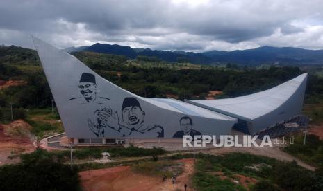 Foto udara museum dan auditorium yang berada di kompleks Monumen Nasional Pemerintahan Darurat Republik Indonesia (PDRI) di Nagari Koto Tinggi Kabupaten Limapuluhkota, Sumatera Barat. Gubernur Sumatra Barat, Mahyeldi, meminta dukungan Ketua MPR RI Bambang Soesatyo untuk percepatan pembangunan Kawasan Monumen Nasional PDRI yang masih belum selesai 100 persen.