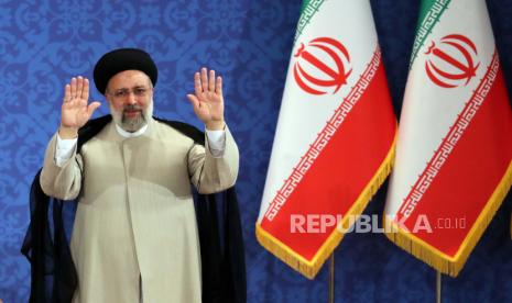 Presiden terpilih Iran Ebrahim Raisi menyapa media saat dia pergi setelah konferensi pers pertamanya setelah memenangkan pemilihan presiden, di Teheran, Iran, 21 Juni 2021. Raisi mengatakan bahwa pemerintahnya akan mengikuti negosiasi nuklir dengan kekuatan dunia tetapi tidak untuk waktu yang lama , menambahkan bahwa AS harus mencabut sanksi dan kembali ke kesepakatan JCPOA