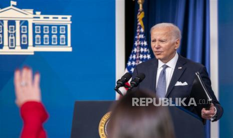  Presiden AS Joe Biden menanggapi pertanyaan dari media tentang dokumen rahasia gelombang kedua yang ditemukan oleh para pembantunya, menyusul sambutannya tentang ekonomi di Gedung Kantor Eksekutif Eisenhower di kampus Gedung Putih di Washington, DC, AS, 12 Januari 2023 Kumpulan dokumen rahasia kedua ditemukan di garasi kediaman presiden di Delaware, kata Gedung Putih pada 12 Januari.