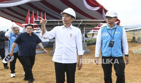 Presiden Joko Widodo (tengah) didampingi Menteri BUMN Erick Thohir (kiri) dan Direktur Utama PLN Darmawan Prasodjo (kanan) melihat panel surya saat ground breaking Pembangkit Listrik Tenaga Surya (PLTS) untuk Ibu Kota Negara (IKN) Nusantara di Penajam Paser Utara, Kalimantan Timur, Kamis (2/11/2023). PLTS yang menyuplai energi terbarukan untuk IKN itu berkapasitas 50 MW. ANTARA FOTO/Hafidz Mubarak A/foc.