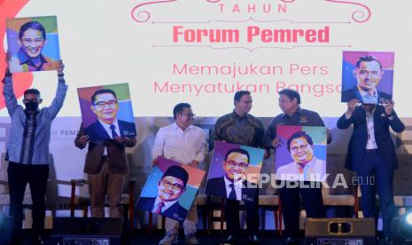 Menparekraf Sandiaga Uno bersama Gubernur Jawa Barat Ridwan Kamil, Wakil Ketua DPR Muhaimin Iskandar, Gubernur DKI Jakarta Anies Baswedan, Menkor Perekonomian Airlangga Hartarto dan Ketua Umum Partai Demokrat Agus Harimurti Yudhoyono (dari kiri ke kanan) memperlihatkan cinderamata saat peringatan 10 Tahun Forum Pemimpin Redaksi (Pemred) di Jakarta, Jumat (5/8/2022). Memperingati ulang tahun ke-10, Forum Pemred menggelar diskusi dengan para tokoh nasional dengan mengangkat tema Memajukan Pers Menyatukan Bangsa.  