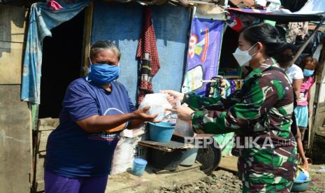 Sebagai bentuk kepeduli kepada masyarakat di masa pandemi Covid-19 di saat Pemberlakuan Pembatasan Kegiatan Masyarakat (PPKM) Darurat, Kodam III/Siliwangi membagikan bantuan sosial (bansos) kepada masyarakat kurang mampu berupa nasi bungkus dengan cara door to door di Kota Bandung, pekan lalu. Pembagian nasi bungkus dilakukan atas dasar kemanusiaan, setelah melihat dampak dari pandemi covid-19 yang sangat berpengaruh terhadap perekonomian masyarakat.