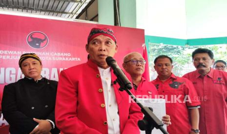 Wakil wali kota Solo periode 2020-2024 Teguh Prakoso mendaftarkan diri menjadi Bacawalkot mendatang melalui PDIP, Sabtu (18/5/2024). 