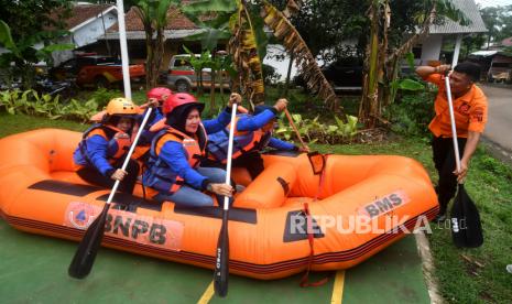 Sejumlah peserta mendayung perahu karet di Kelurahan Curug, Kota Bogor. Musim hujan sejak awal November, sejumlah wilayah di Kota Bogor mulai dilanda banjir.