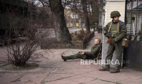  Seorang tentara Ukraina duduk terluka dalam baku tembak di dalam kota Kyiv, Ukraina, Jumat, 25 Februari 2022. Rusia menekan invasi ke Ukraina ke pinggiran ibukota Jumat setelah melepaskan serangan udara di kota-kota dan pangkalan militer dan mengirimkan pasukan dan tank dari tiga sisi dalam serangan yang bisa menulis ulang tatanan keamanan global pasca-Perang Dingin.