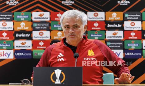  Pelatih AS Roma Jose Mourinho