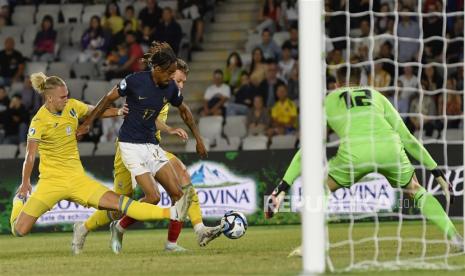 Pemain timnas Prancis dan Lyon, Bradley Barcola (tengah), yang diminati Manchester City.