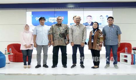 Pengawas Direktorat Pengawasan Financial Technology OJK Annisa Ika Rahmawati, Direktur Pengawasan Financial Technology OJK Tris Yulianta, Dosen FEB UGM Kusdhianto Setiawan, Direktur Utama ALAMI Sharia Harza Sandityo, Sekretaris Eksekutif CfDS Treviliana Eka Putri, Deputi Sekretaris Eksekutif CfDS Iradat Wirid saat menghadiri digiTALK ke-57 untuk mengedukasi Ratusan Mahasiswa tentang Fintech di Yogyakarta, Kamis (13/7/23).