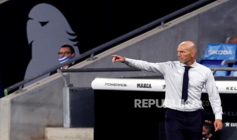 Real Madrid head coach Zinedine Zidane gestures during the Spanish LaLiga soccer match between RCD Espanyol and Real Madrid held at RCDE Stadium, in Barcelona, Spain, 28 June 2020.  