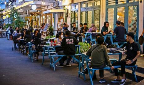 Pengunjung menikmati hidangan di salah satu restoran kawasan M Bloc Space, Blok M, Jakarta, Sabtu (19/12/2020). Menjelang libur Natal dan Tahun Baru 2021, Pemprov DKI melakukan pembatasan jam operasional restoran hingga pukul 19.00 WIB mulai 18 Desember 2020 hingga 8 Januari 2021 mendatang. (Antara/Rivan Awal Lingga)