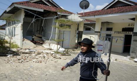 Relawan memindahkan alat medis dari puskesmas pascagempa bumi di Desa Cibeureum, Kertasari, Kabupaten Bandung, Jawa Barat, Rabu (18/9/2024). Menurut data sementara BPBD Provinsi Jawa Barat,  gempa berkekuatan Magnitudo 5,0 tersebut mengakibatkan 8 unit rumah, 2 fasilitas kesehatan, 1 sarana pendidikan, dan 1 tempat ibadah mengalami kerusakan. 