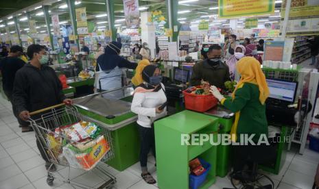 Pengunjung melakukan pembayaran saat pemberlakuan pembatasan pengunjung di supermarket. Pusat perbelanjaan di Cirebon dibatasi jam operasionalnya cegah penularan Covid-19. Ilustrasi.