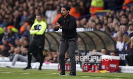 Manajer Arsenal Mikel Arteta memberi isyarat di pinggir lapangan selama pertandingan Liga Premier antara Leeds United dan Arsenal di Elland Road di Leeds, Inggris, Ahad 16 Oktober 2022.