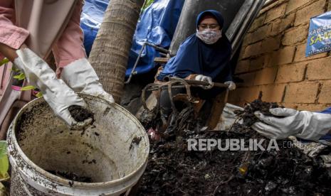 Warga mengolah sampah untuk dijadikan pupuk kompos (ilustrasi).