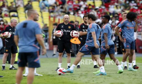 Manajer Manchester United Erik ten Hag (tengah) memimpin sesi latihan timnya untuk pertandingan sepak bola tur pramusim antara Manchester United dan Liverpool FC di Rajamangala National Stadium di Bangkok, Thailand, 11 Juli 2022. Manchester United akan menghadapi Liverpool FC di Bangkok mereka Pertandingan sepak bola tur pramusim Piala Century pada 12 Juli 2022 di Bangkok.