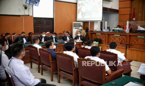 Sejumlah saksi bersiap memberikan keterangan saksi saat sidang lanjutan dengan terdakwa Richard Eliezer alias Bharada E, Ricky Rizal dan Kuat Maruf di Pengadilan Negeri Jakarta Selatan, Jakarta, Senin (21/11/2022).  Sidang perkara dugaan pembunuhan berencana terhadap Brigadir Nofriansyah tersebut sempat ditunda selama sepekan saat pelaksanaan KTT G20 lalu, kini kembali digelar di Pengadilan Negeri Jakarta Selatan. Sidang tersebut beragendakan pemeriksaan sebanyak 11 saksi yang dihadirkan oleh jaksa penuntut umum diantaranya anggota Polri dan pegawai swasta.  Republika/Thoudy Badai