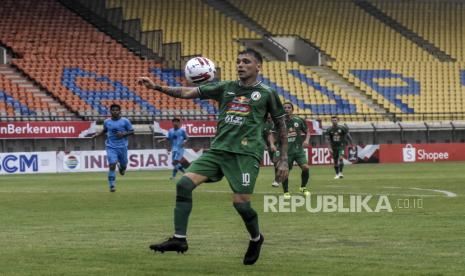 Penyerang PSS Sleman Nico Velez mencoba mengontrol bola saat pertandingan lanjutan Piala Menpora 2021 di Stadion Si Jalak Harupat, Kabupaten Bandung, Ahad (28/3). Pertandingan tersebut berakhir imbang dengan Skor 0-0. Foto: Republika/Abdan Syakura