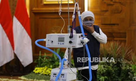 Gubernur Jawa Timur Khofifah Indar Parawansa melihat ventilator High Flow Nasal Cannula (HFNC) bantuan dari Lembaga Ilmu Pengetahuan Indonesia (LIPI) di Gedung Negara Grahadi, Surabaya, Jawa Timur, Selasa (7/7/2020). LIPI menyerahkan bantuan satu unit ventilator HFNC buatan Indonesia kepada pemerintah provinsi Jawa Timur yang berfungsi untuk memberikan terapi oksigen beraliran tinggi dan mencegah pasien tidak sampai gagal nafas sebagai upaya percepatan penanganan COVID-19 di Jawa Timur. 