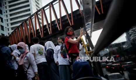 Pengunjung menaiki bus tingkat atap terbuka Transjakarta saat mengelilingi kawasan Monas hingga Bundaran Senayan, Jakarta, Jumat (20/1/2023). Otoritas Jasa Keuangan (OJK) mencatat stabilitas sistem keuangan dan kinerja sektor jasa keuangan terjaga dengan intermediasi lembaga jasa keuangan tumbuh di atas ekspektasi sejalan dengan kinerja perekonomian domestik yang membaik.