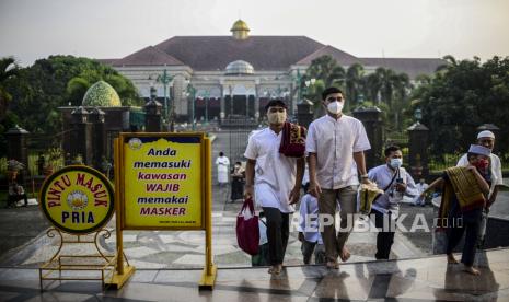 Depok Larang Sholat Idul Adha Berjamaah di Masjid. Sejumlah umat Muslim tiba untuk melaksanakan shalat Idul Fitri 1442 Hijriah di Masjid Dian Al-Mahri, Depok, Jawa Barat Kamis (13/5). Masjid Dian Al-Mahri atau Masjid Kubah Emas Depok menyelenggarakan Shalat Idul Fitri 1442 Hijriah dengan kuota kapasitas jamaah sebanyak 50 persen dan protokol kesehatan yang ketat pada masa pandemi Covid-19. Ilustrasi