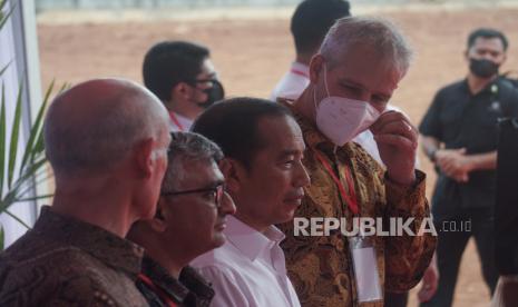 Presiden Joko Widodo (tengah) didampingi Duta Besar Belanda untuk Indonesia Lambert C. Grijns (kiri), CEO Orbia Sameer S. Bharadwaj (kedua kiri), dan President Orbia Building and Infrastructure (Wavin) Maarten Roef (kedua kanan) berbincang usai peresmian pembangunan pabrik produksi baru industri pipa Wavin di Kawasan Industri Terpadu Batang (KITB), Kabupaten Batang, Jawa Tengah, Senin (3/10/2022). Dalam kunjungan itu, presiden meresmikan pembangunan industri pipa dan fitting Wavin dengan luas lahan 20 hektar yang nantinya menyerap tenaga kerja sebanyak 150-250 orang pekerja. 