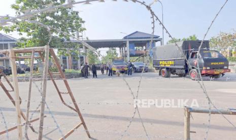 Pengamanan berlapis dilakukan jajaran Polres Indramayu untuk mengamankan jalannya aksi unjuk rasa di depan Mahad Al-Zaytun Kabupaten Indramayu. Tak hanya memasang kawat berduri, pihak Mahad Al-Zaytun juga menerjunkan anjing penjaga, Kamis (15/6/2023).