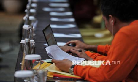 Saksi dari perwakilan paslon calon gubernur dan wakil gubernur DKI Jakarta mencocokan daftar pemilih tetap  saat rapat pleno terbuka rekapitulasi hasil penghitungan perolehan suara dalam Pilkada serentak tahun 2024 di Provinsi DKI Jakarta, Sabtu (7/12/2024). KPU DKI Jakarta menggelar rapat pleno terbuka rekapitulasi penghitungan perolehan suara dan penetapan hasil Pilgub DKI Jakarta 2024 dan akan diumumkan hasil rekapitulasi paling lambat pada 16 Desember mendatang.