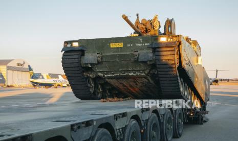  Dalam foto ini disediakan oleh Kementerian Pertahanan Nasional Lithuania, kendaraan militer Norwegia bergerak dari trailer saat mereka tiba di bandara di Kaunas, Lithuania, Ahad, 27 Februari 2022. Norwegia mengerahkan kemampuan militer tambahan di Lithuania untuk memperkuat pasukan depan NATO di Lithuania.