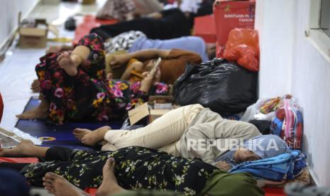 Sejumlah korban banjir beristirahat saat mengungsi di Kodim 1512/Weda Kabupaten Halmahera Tengah, Maluku Utara, Selasa (23/7/2024). Berdasarkan data Kodim 1512/Weda jumlah pengungsi banjir luapan Sungai Kobe sebanyak 300 warga di dua desa yaitu Desa Lukulamo dan Trans Kobe dan diprediksi jumlah tersebut akan bertambah karena beberapa lokasi belum bisa diakses. 