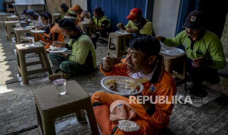 Sejumlah warga saat menyantap hidangan makan gratis di kawasan Cipinang, Jakarta, Senin (3/8). Aksi solidaritas makan gratis dari sumbangan donatur itu diperuntukan bagi masyarakat umum selama masa pandemi Covid-19 yang berlangsung setiap Senin hingga Jumat pada pukul 12.00 WIB hingga 14.00 WIB, dengan menyediakan 70 hingga 100 porsi makanan setiap harinya dan tetap menerapkan protokol kesehatan. Republika/Putra M. Akbar