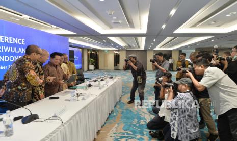 Direktur Utama BSI Hery Gunardi (tengah), didampingi Direktur Risk Management Grandis Helmi Harumansyah, Direktur Finance & Strategy Ade Cahyo Nugroho, Wakil Direktur Utama Bob T. Ananta, Direktur Teknologi Informasi Saladin D.Effendi (dari kiri) sebelum memberikan paparan kinerja BSI kuartal III/2023 di Jakarta, Selasa (31/10/2023). PT Bank Syariah Indonesia Tbk (BSI) berhasil menjaga kinerja yang solid hingga kuartal III/2023 dan mencetak laba yakni Rp 4,20 Triliun atau tumbuh 31,04 persen.