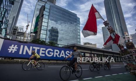 Sejumlah warga bersepeda di kawasan Jalan Jenderal Sudirman, Jakarta. Pada Senin (21/2/2022), w ilayah aglomerasi Jabodetabek, Bali, DIY, Bandung Raya, Surabaya, dan Malang Raya masih berada di level 3.