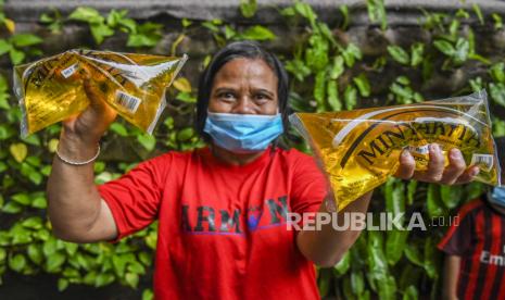 Warga memperlihatkan minyak goreng kemasan saat peluncuran minyak goreng kemasan rakyat (MinyaKita) di kantor Kementerian Perdagangan, Jakarta. Kementerian Perdagangan (Kemendag) telah menyiapkan insentif berupa penambahan kuota ekspor bagi para produsen yang memproduksi minyak goreng curah kemasan atau Minyakita. Insentif itu diyakini bakal menarik bagi para industri sehingga diharapkan produksi Minyakita akan terus bertambah.