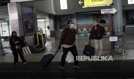 Calon penumpang kereta api berada di Stasiun Lempuyangan, DI Yogyakakarta