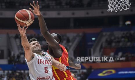 Pebasket Timnas Spanyol Usman Garuba (kanan) berebut bola dengan pebasket Timnas Iran Sajjad Mashayekhi (kiri) dalam laga grup G FIBA World Cup 2023 di Indonesia Arena, Gelora Bung Karno, Jakarta, Rabu (30/8/2023). Timnas Spanyol mengalahkan Iran dengan skor 85 - 65.