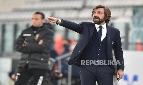  Pelatih Juventus Andrea Pirlo memberi isyarat saat pertandingan sepak bola Serie A Italia Juventus FC vs FC Crotone di stadion Allianz di Turin, Italia, 22 Februari 2021.